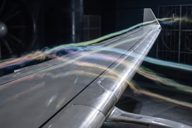 IA logra reducir en 38% la fricción en alas de avión: el avance que promete aviones más eficientes