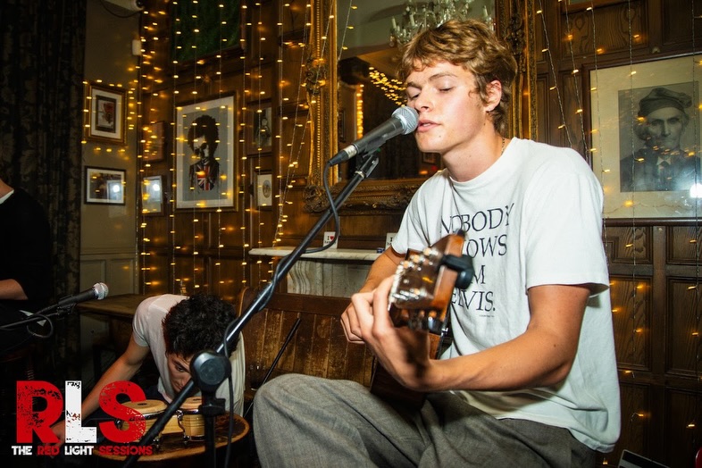 Moses Martin, hijo de Chris Martin, debuta en vivo con People I’ve Met