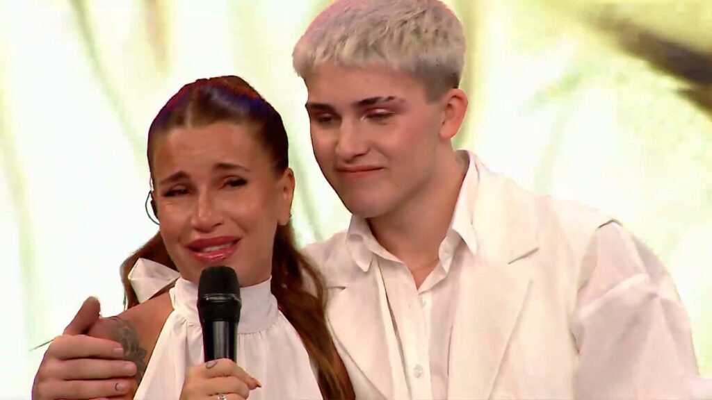 Juan Otero defiende su inglés tras críticas por debut musical en vivo