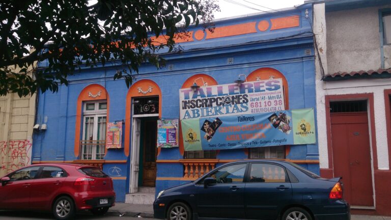 Centro Cultural Azul Violeta, Comuna de Santiago
