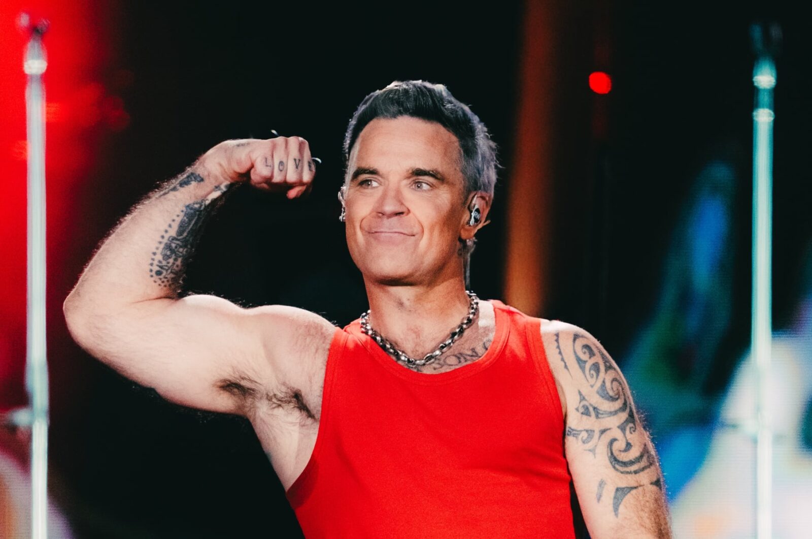 Robbie Williams celebró su carrera en Chile con karaoke masivo y humor