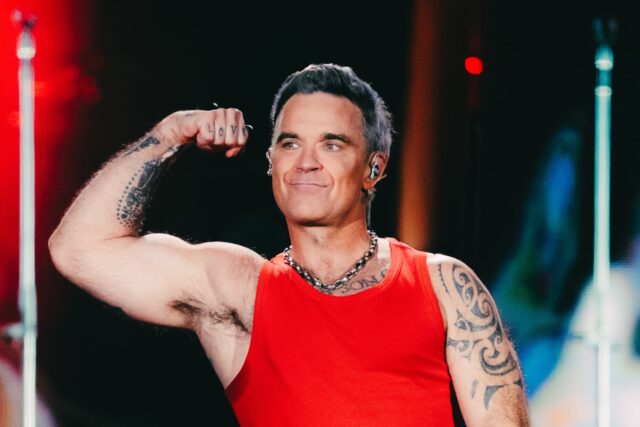 Robbie Williams celebró su carrera en Chile con karaoke masivo y humor