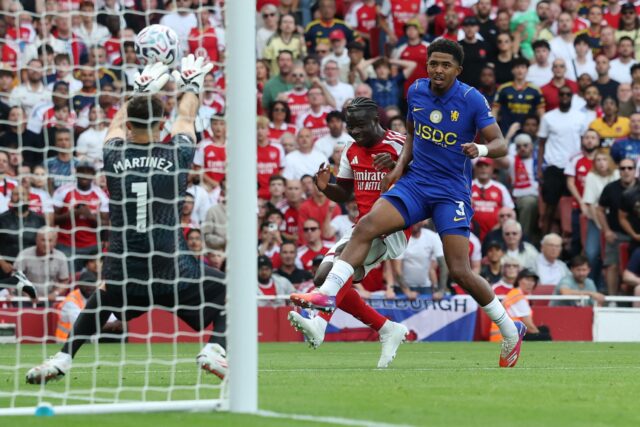 Dibu Martínez fue la figura en derbi de Londres pese a caída del Chelsea ante Arsenal