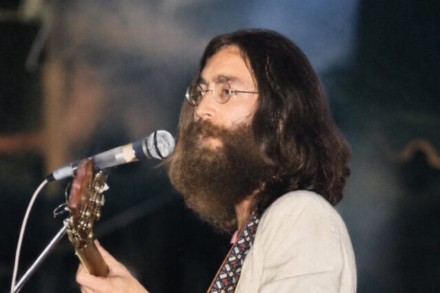 El día que John Lennon armó una banda en el avión y salvó un festival