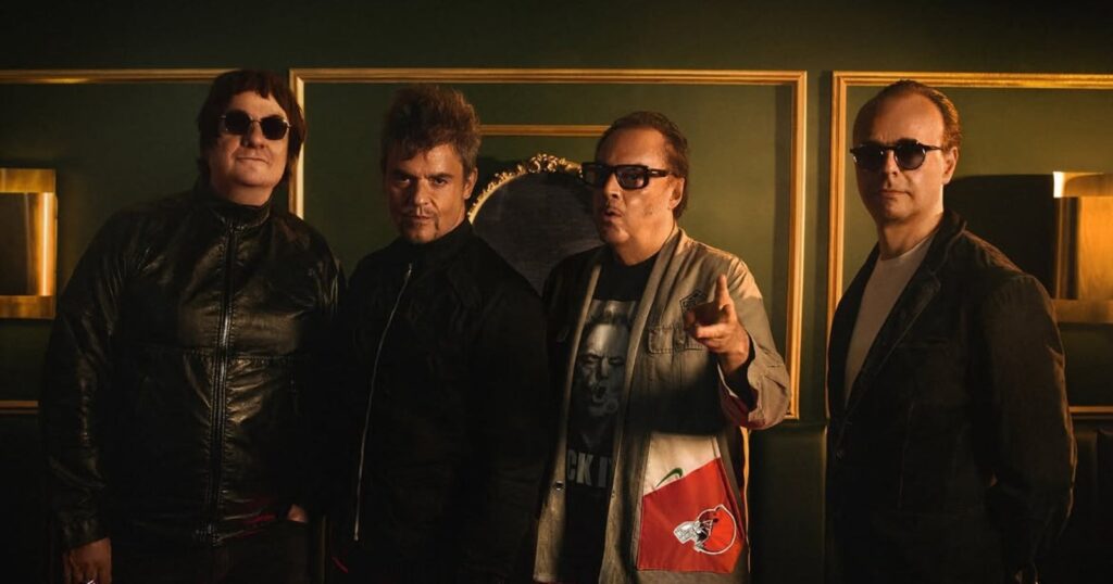 Los Tres agotan dos funciones por el aniversario del Unplugged