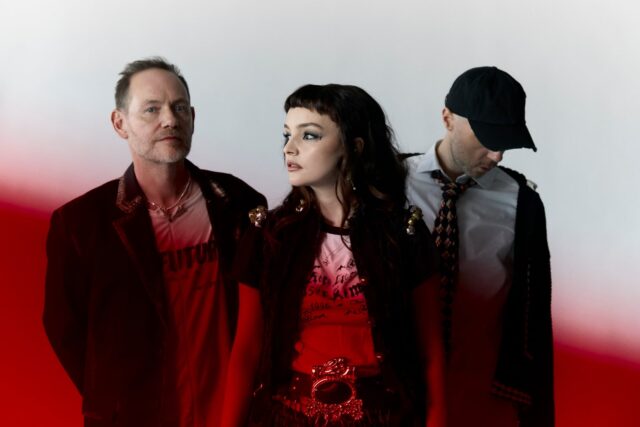 CHVRCHES vuelve con el single 'Roses' tras cinco años y un giro rock