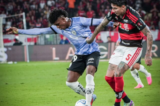 Flamengo sufre en el Maracaná, empata con IDV y clasifica a semis de la Libertadores