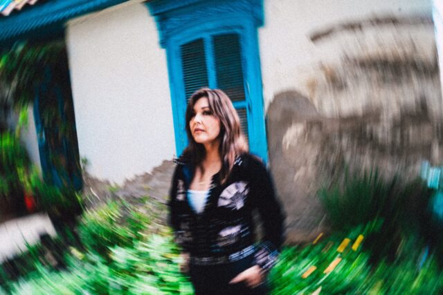 Denisse Malebrán lanza 'Amor en la Niebla' y abraza la canción latinoamericana
