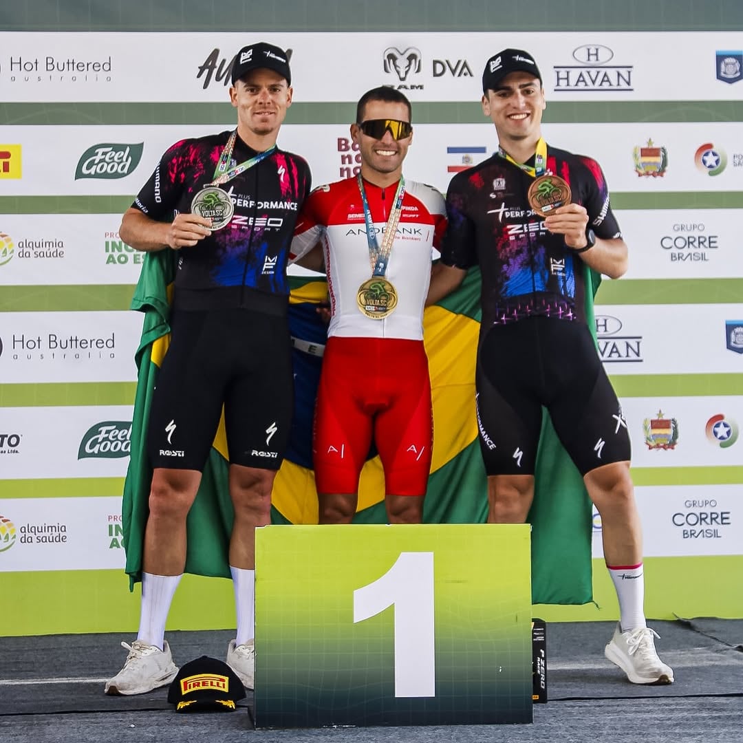 Chilenos Kotsakis, Baeza y Quiroz hacen historia en ciclismo UCI en Brasil