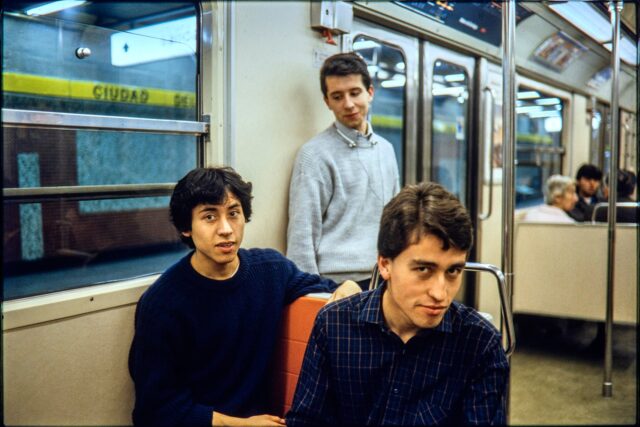 Los secretos del Pateando piedras: canción oculta, perro digital y la foto del Metro