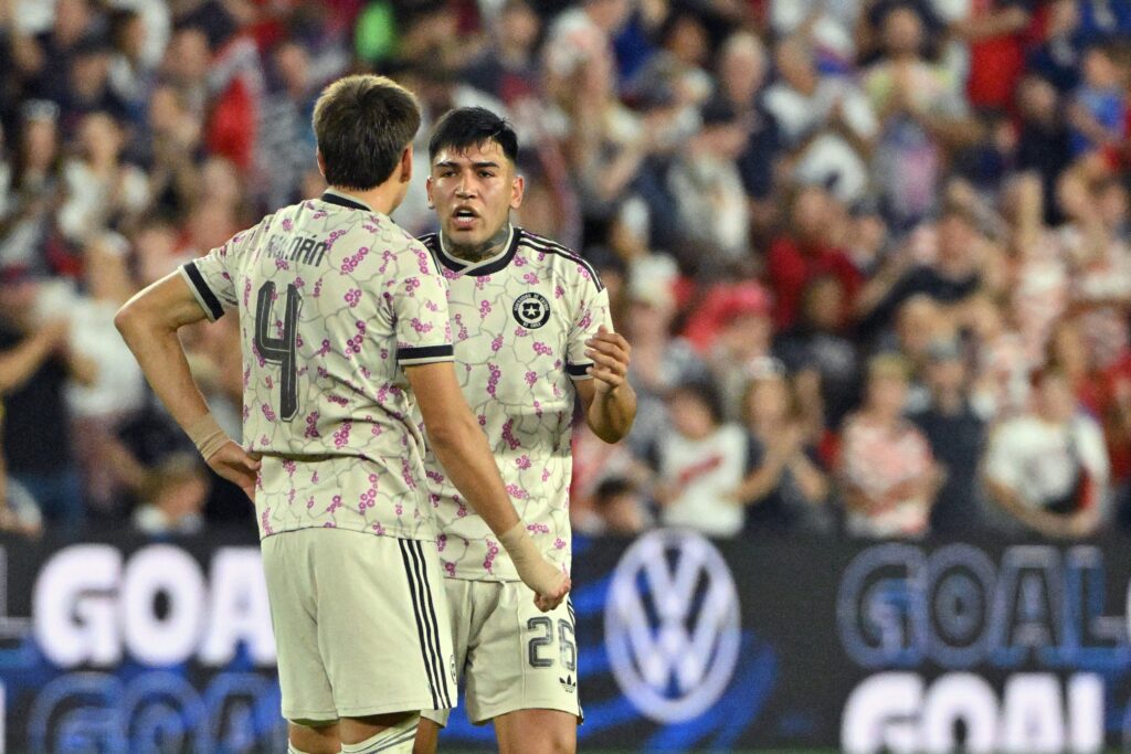 La Roja sufre ante EE.UU. y los goles de pelota parada marcan el ciclo de Córdova