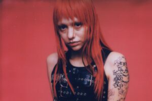 AKRIILA estrena su segundo disco y anuncia gira que cierra en Santiago