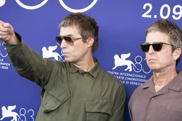 Liam y Noel Gallagher sorprenden en Venecia: juntos, relajados y en jeans