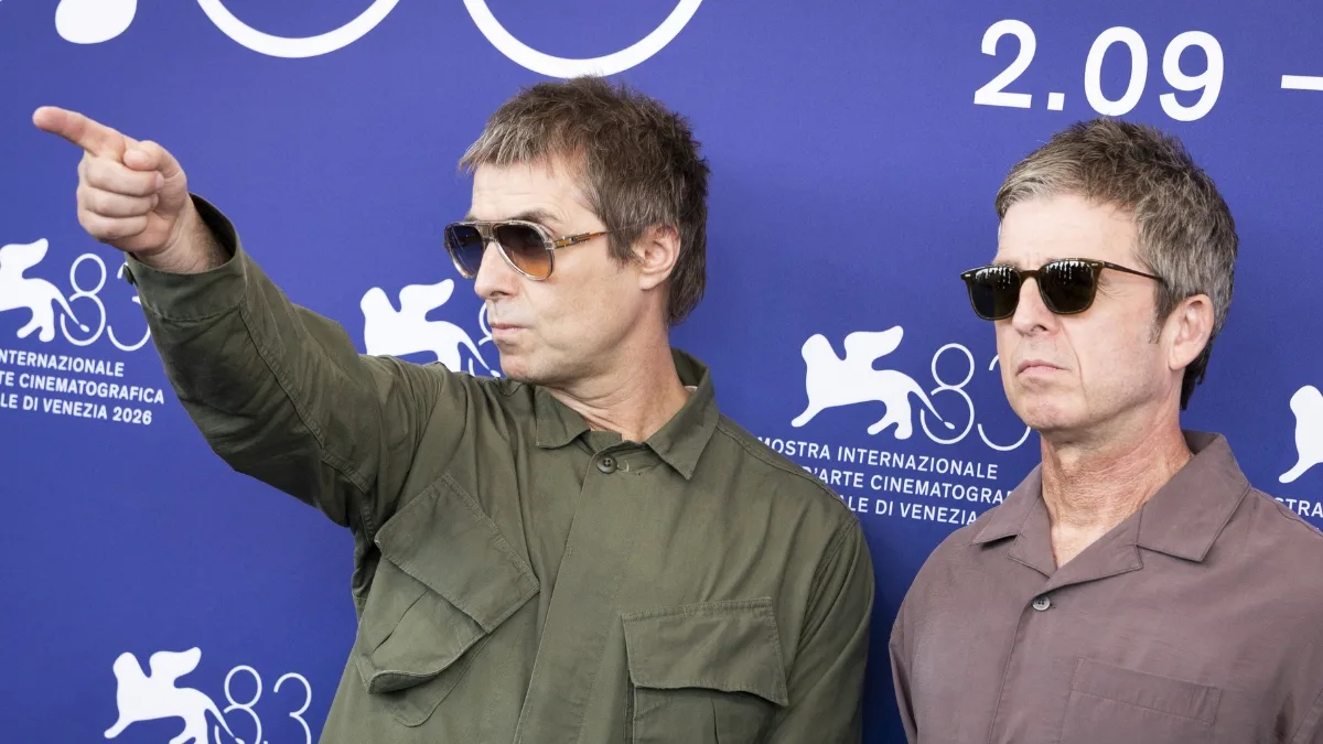 Liam y Noel Gallagher sorprenden en Venecia: juntos, relajados y en jeans
