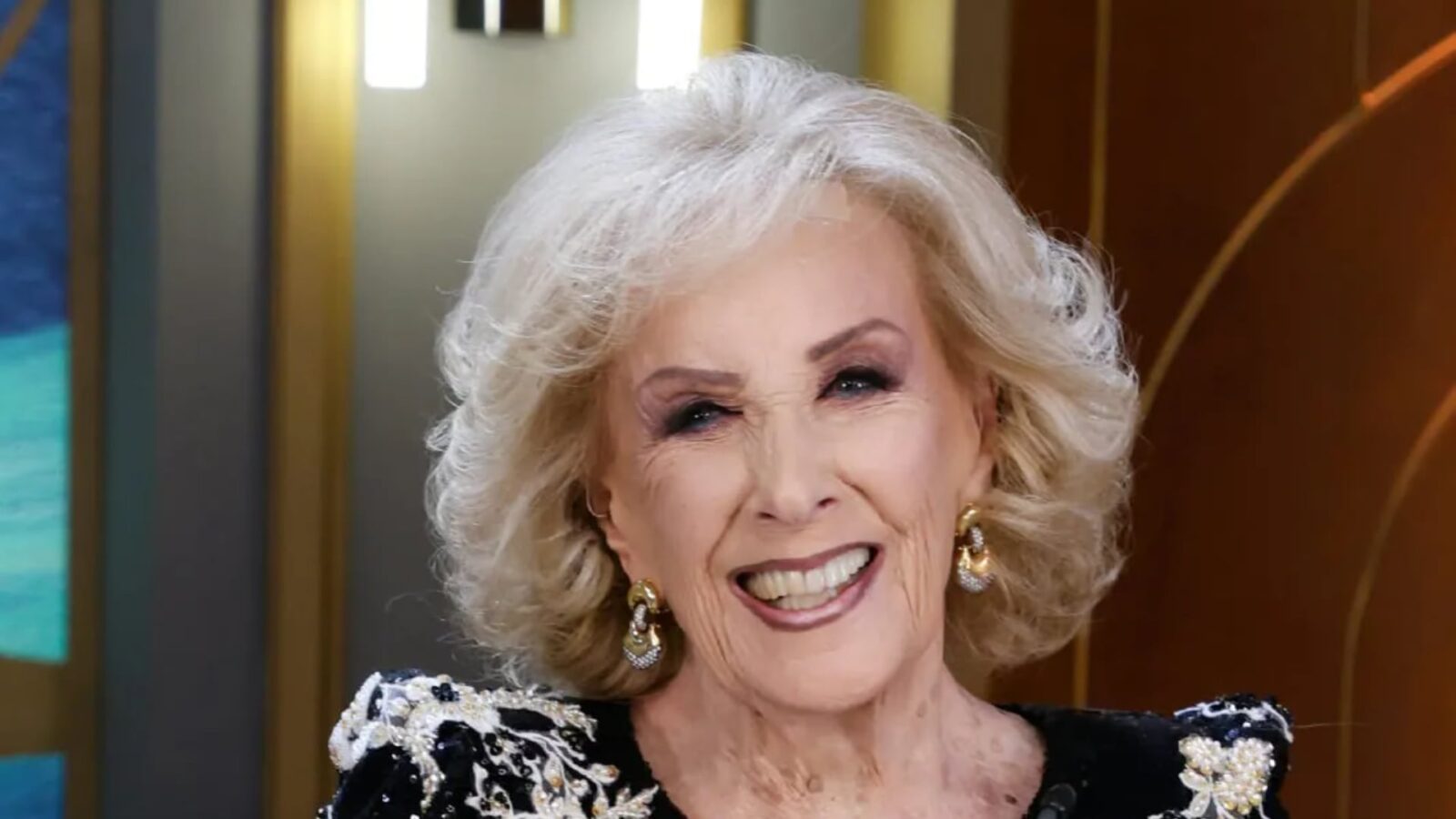 La gripe saca a Mirtha Legrand de la pantalla y Juana Viale la cubre