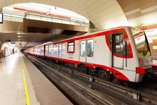 Línea 10 del Metro suma 13 estaciones y llegará por primera vez a Lo Espejo