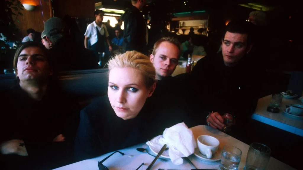 Nina Persson cumple 52: la historia de la voz que nos enamoró con “Lovefool”