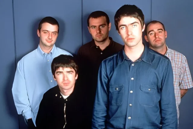 Oasis lanzó Stand By Me en 1997, la canción que nació de una intoxicación