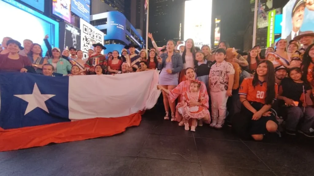 Times Square se pintó de rojo: la chilenidad que cruzó el Atlántico