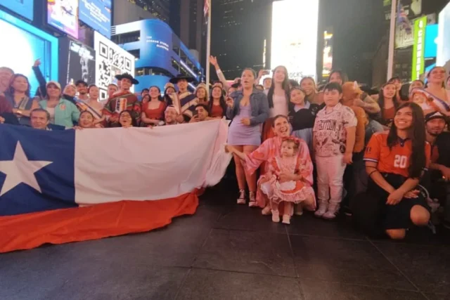 Times Square se pintó de rojo: la chilenidad que cruzó el Atlántico