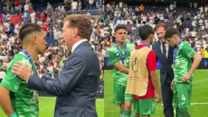 Domínguez consuela a los caturros tras final de Intercontinental