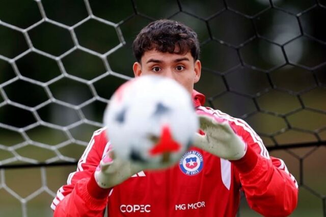 Christian Bravo, el arquero de 20 años que pasó de la bomba de estruendo a la Roja