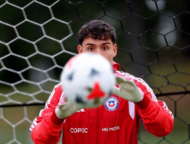 Christian Bravo, el arquero de 20 años que pasó de la bomba de estruendo a la Roja