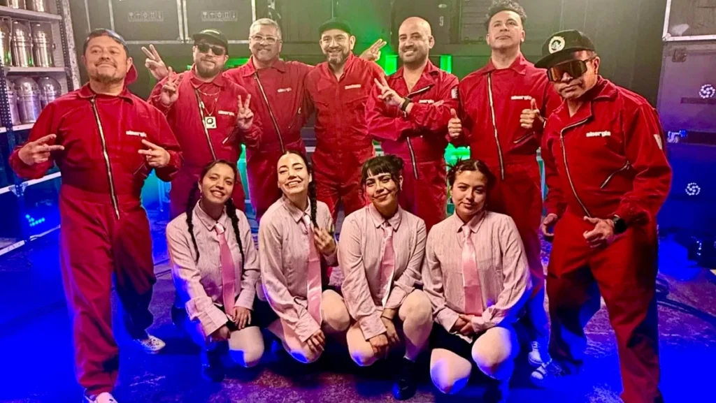 Sinergia convierte la presión diaria en un videoclip surrealista con olla a presión