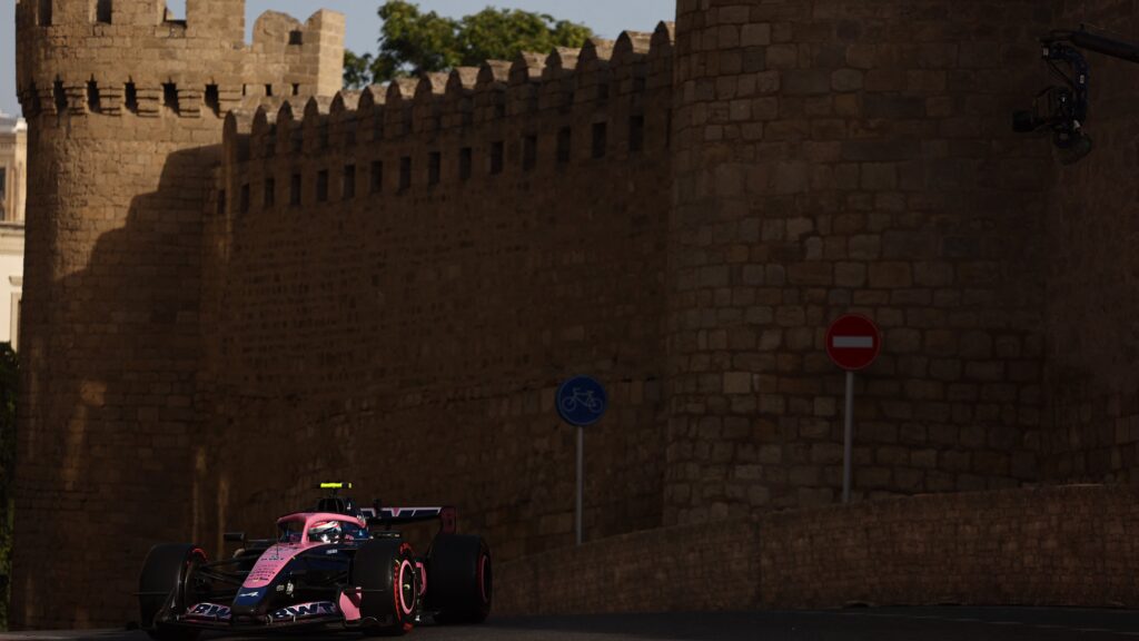 Russell gana el caótico GP de Bakú; Colapinto choca a Gasly y deja afuera a Alpine