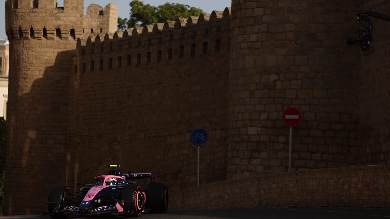 Russell gana el caótico GP de Bakú; Colapinto choca a Gasly y deja afuera a Alpine