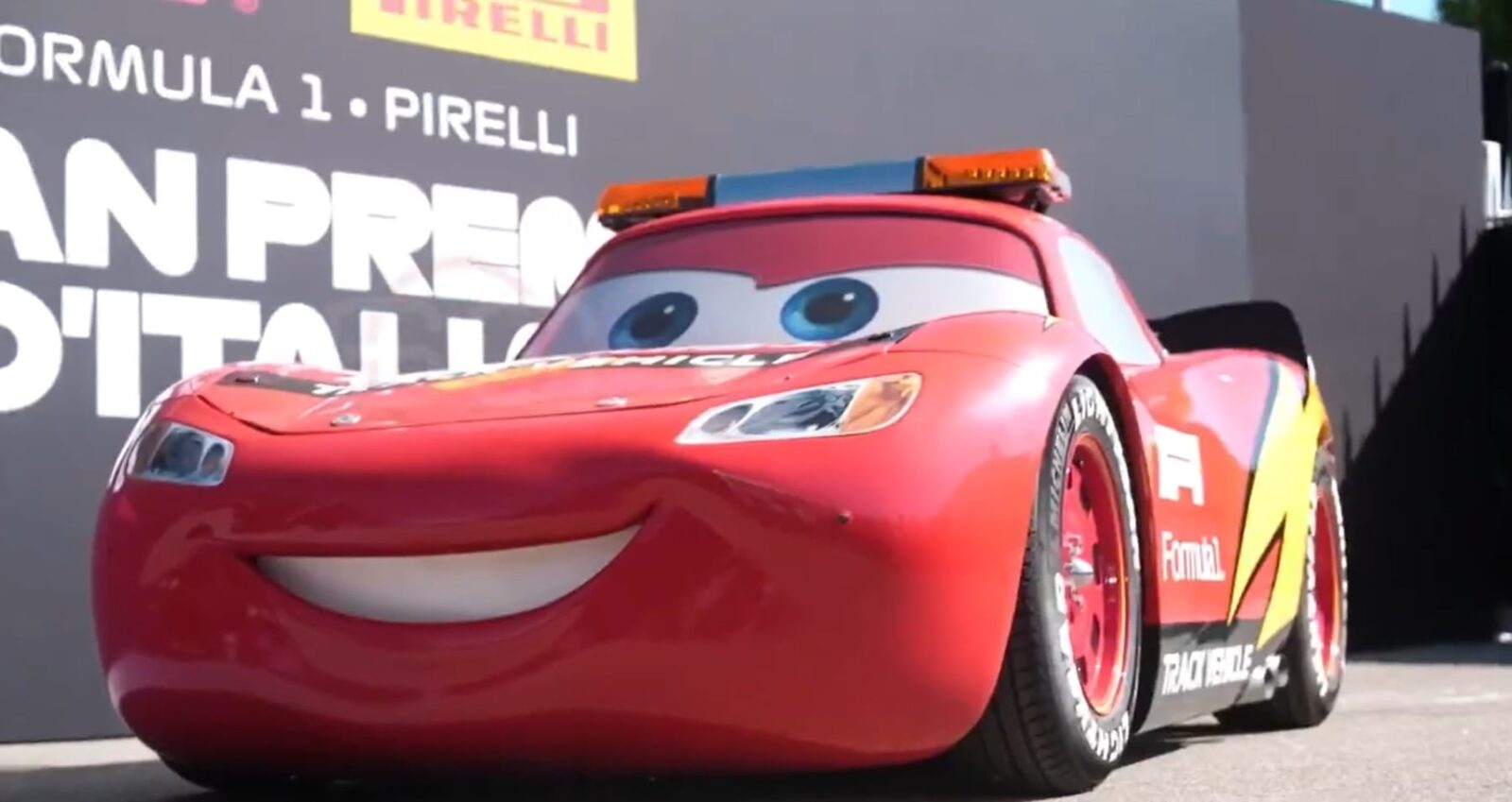 Rayo McQueen aparece en Monza para celebrar los 20 años de Cars