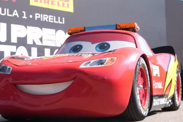 Rayo McQueen aparece en Monza para celebrar los 20 años de Cars