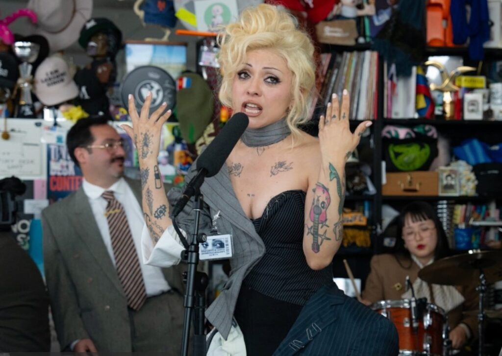 Mon Laferte suma un nuevo hito: tocó en el Tiny Desk de NPR como solista