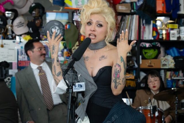 Mon Laferte suma un nuevo hito: tocó en el Tiny Desk de NPR como solista