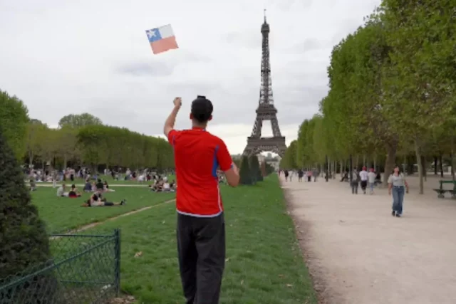 La tradición del volantín chileno llegó a la Torre Eiffel en París