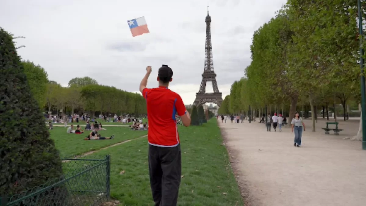 La tradición del volantín chileno llegó a la Torre Eiffel en París