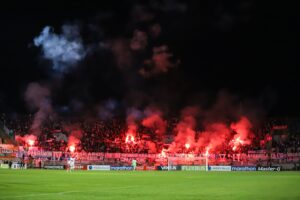 Suspenden Everton-U de Chile por pirotecnia y se desata pelea por los puntos