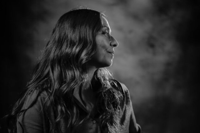 Javiera Parra vuelve a la composición original con “Cariñar”, su nueva canción dedicada a su hijo Gael