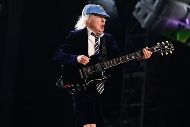 Angus Young firmó a una guagua: el insólito autógrafo que viralizó a AC/DC