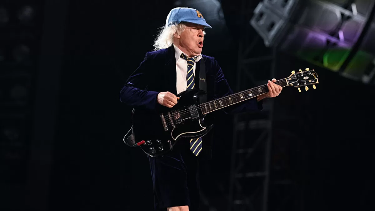 Angus Young firmó a una guagua: el insólito autógrafo que viralizó a AC/DC