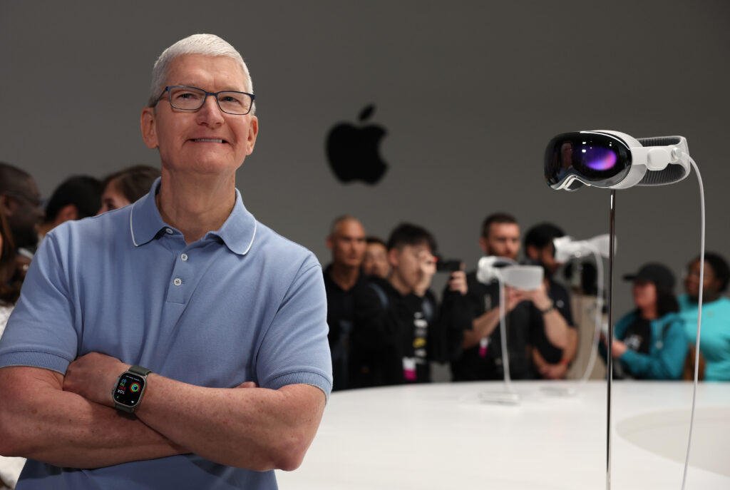 Cambio en Apple: Tim Cook deja la gerencia, asume John Ternus