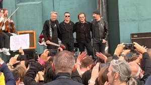 U2 vuelve a su colegio para celebrar 50 años con concierto íntimo