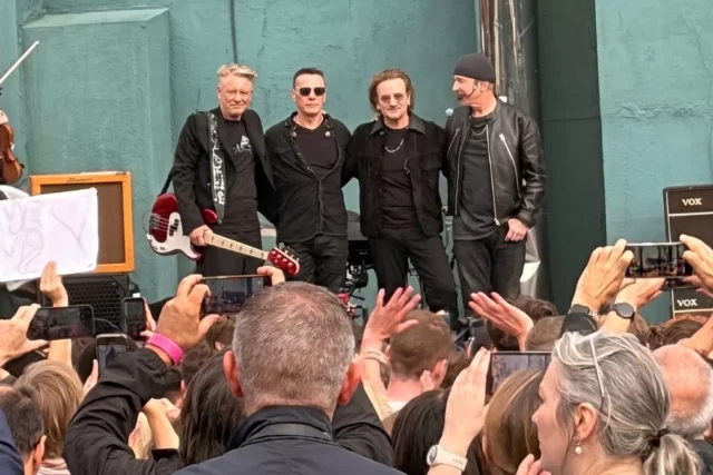 U2 vuelve a su colegio para celebrar 50 años con concierto íntimo