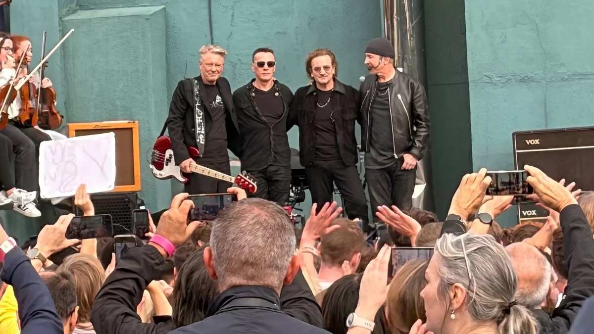 U2 vuelve a su colegio para celebrar 50 años con concierto íntimo