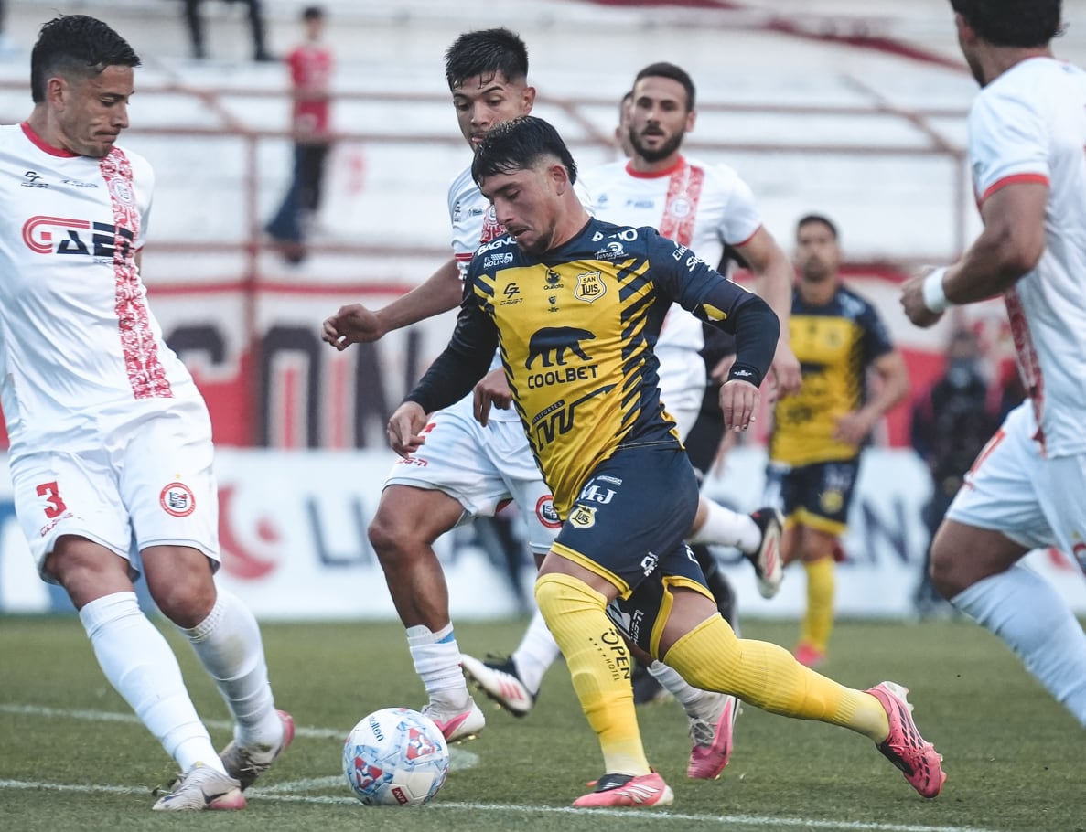 San Luis gana en la agonía y deja la lucha por el ascenso con tres equipos