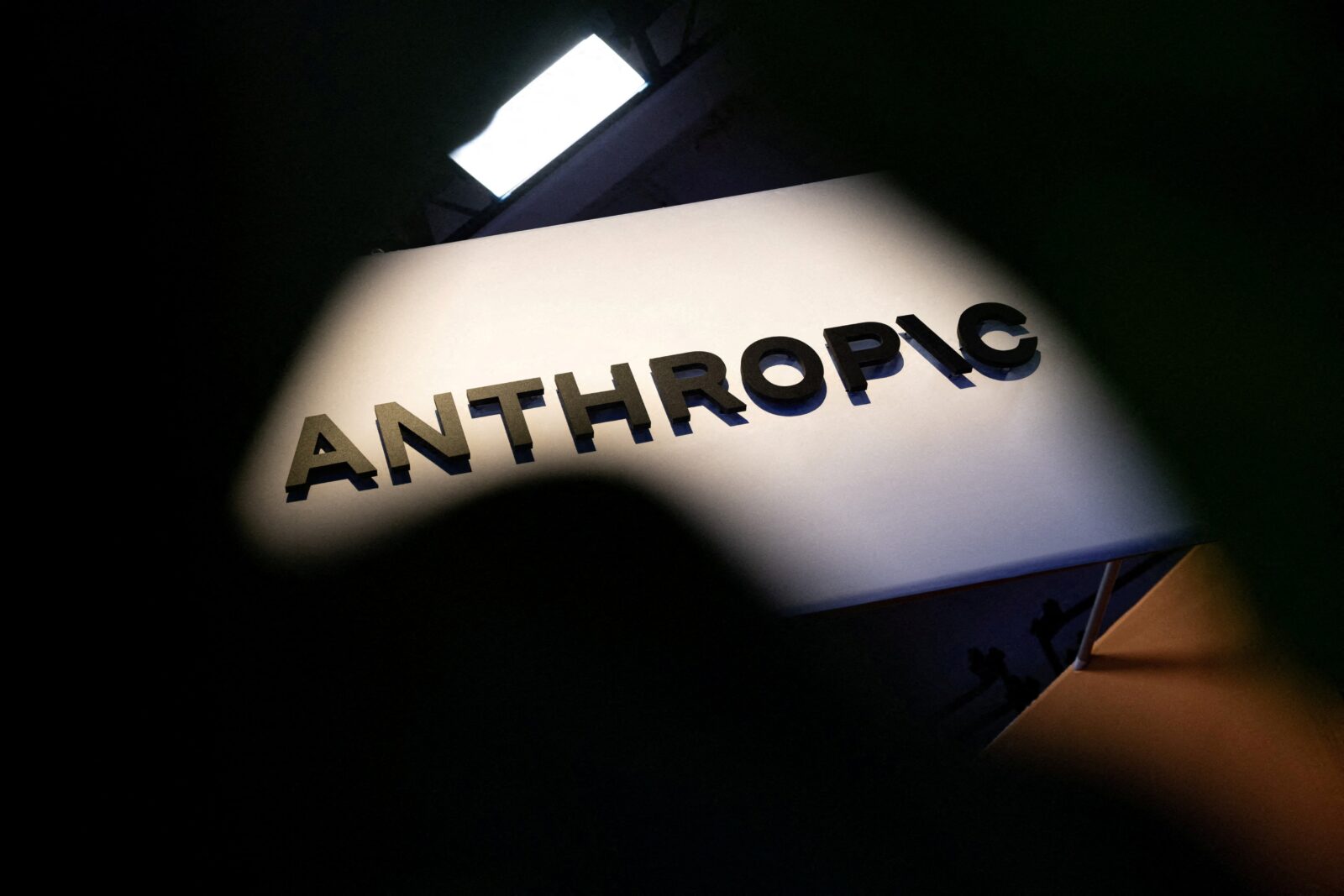 Anthropic restringe internet a sus agentes de IA tras vulnerar sitios y enviar denuncia falsa