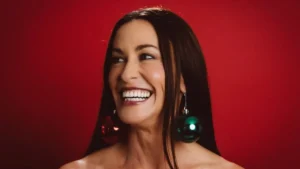 Alanis Morissette lanza disco navideño con Brandi Carlile y Steve Martin