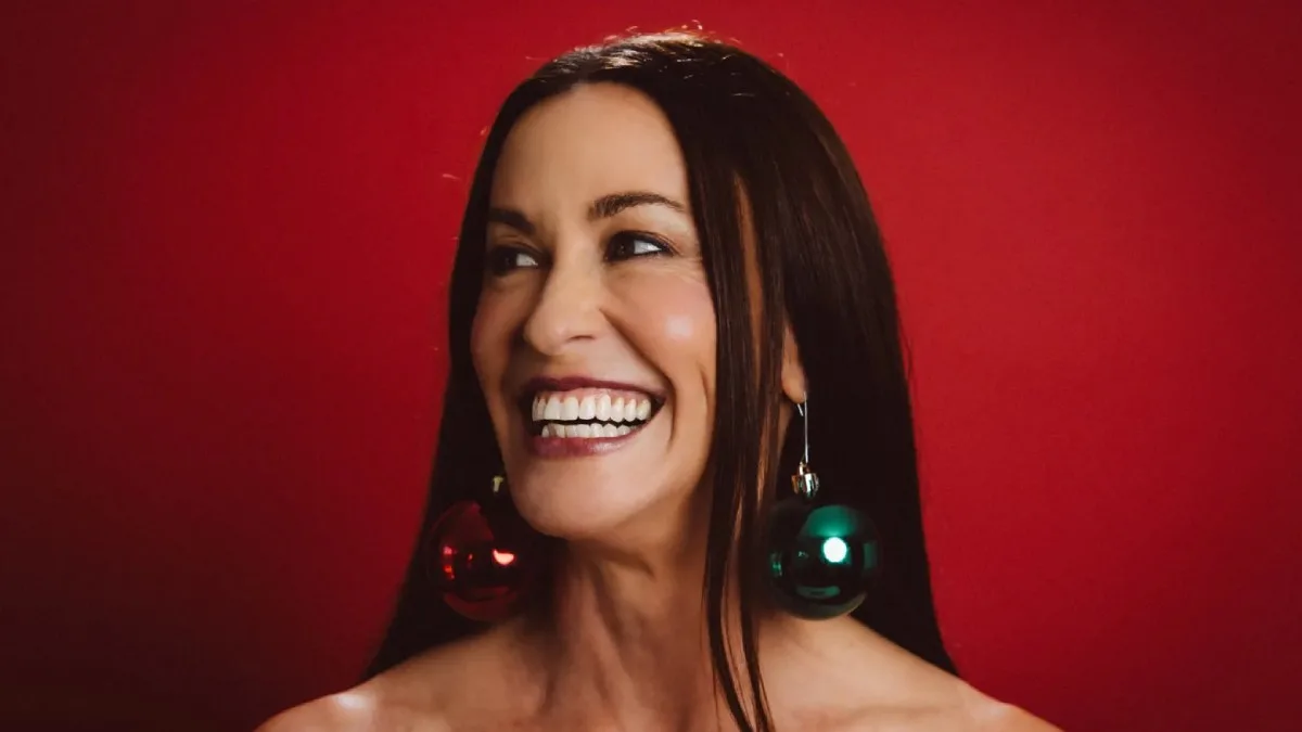 Alanis Morissette lanza disco navideño con Brandi Carlile y Steve Martin