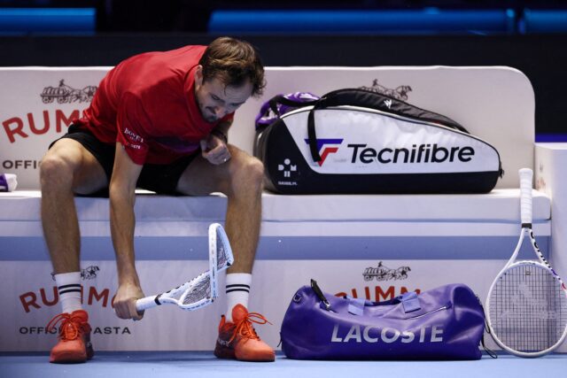 Medvedev vuelve a ser descalificado por un raquetazo y le regala la final a Djokovic