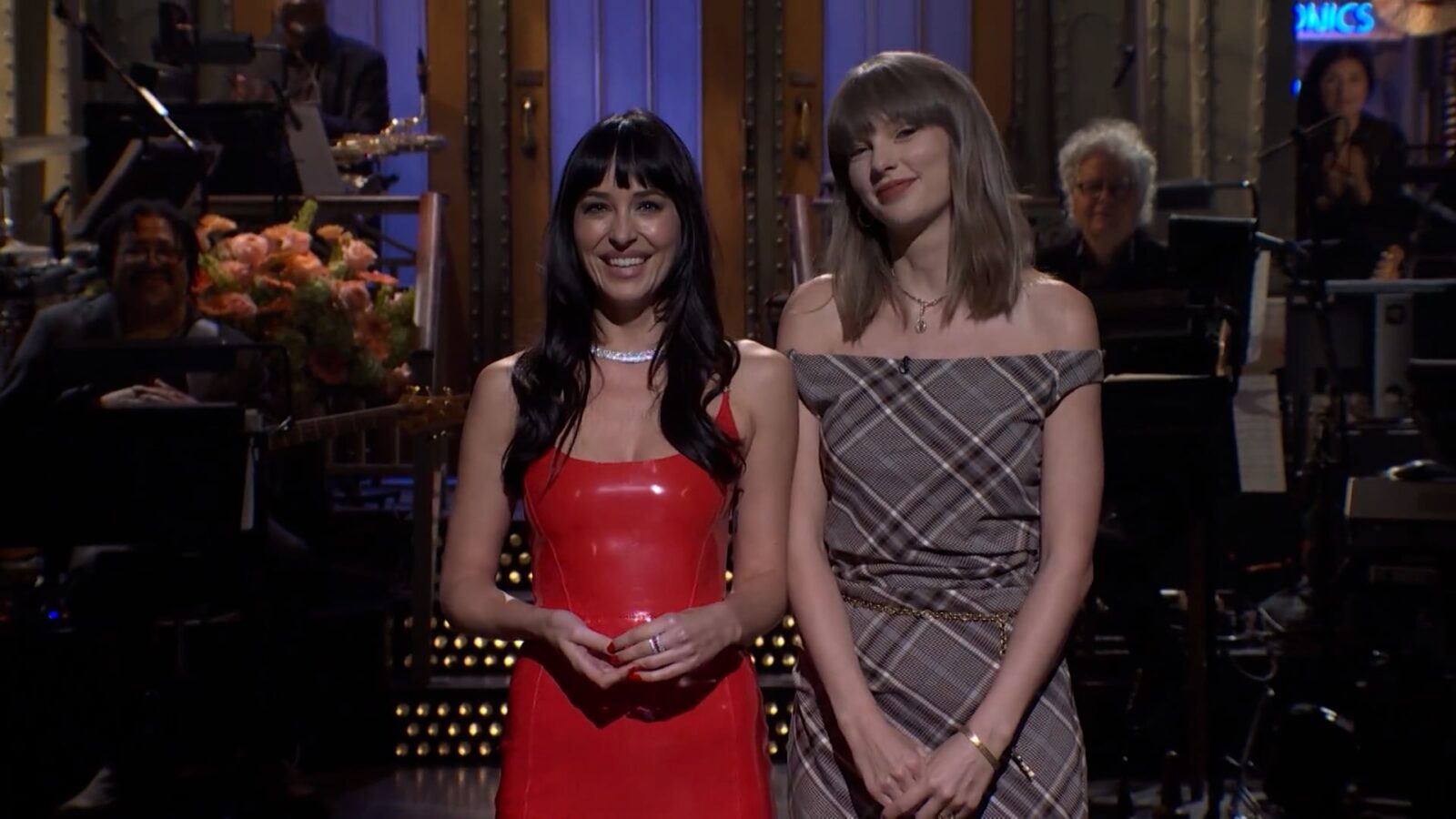 Látex rojo para Dakota Johnson y cuadros preppy para Taylor Swift en Saturday Night Live